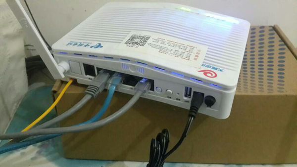 两家共用一个光猫宽带，为什么邻居的路由器通常能上网而自己家的不亮PPPoE？独立拨号与绕过限制的对症解决思路